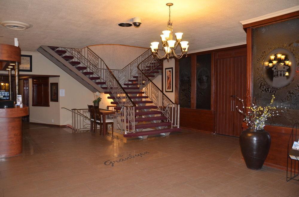Hotel Le Principal Granby Exterior photo
